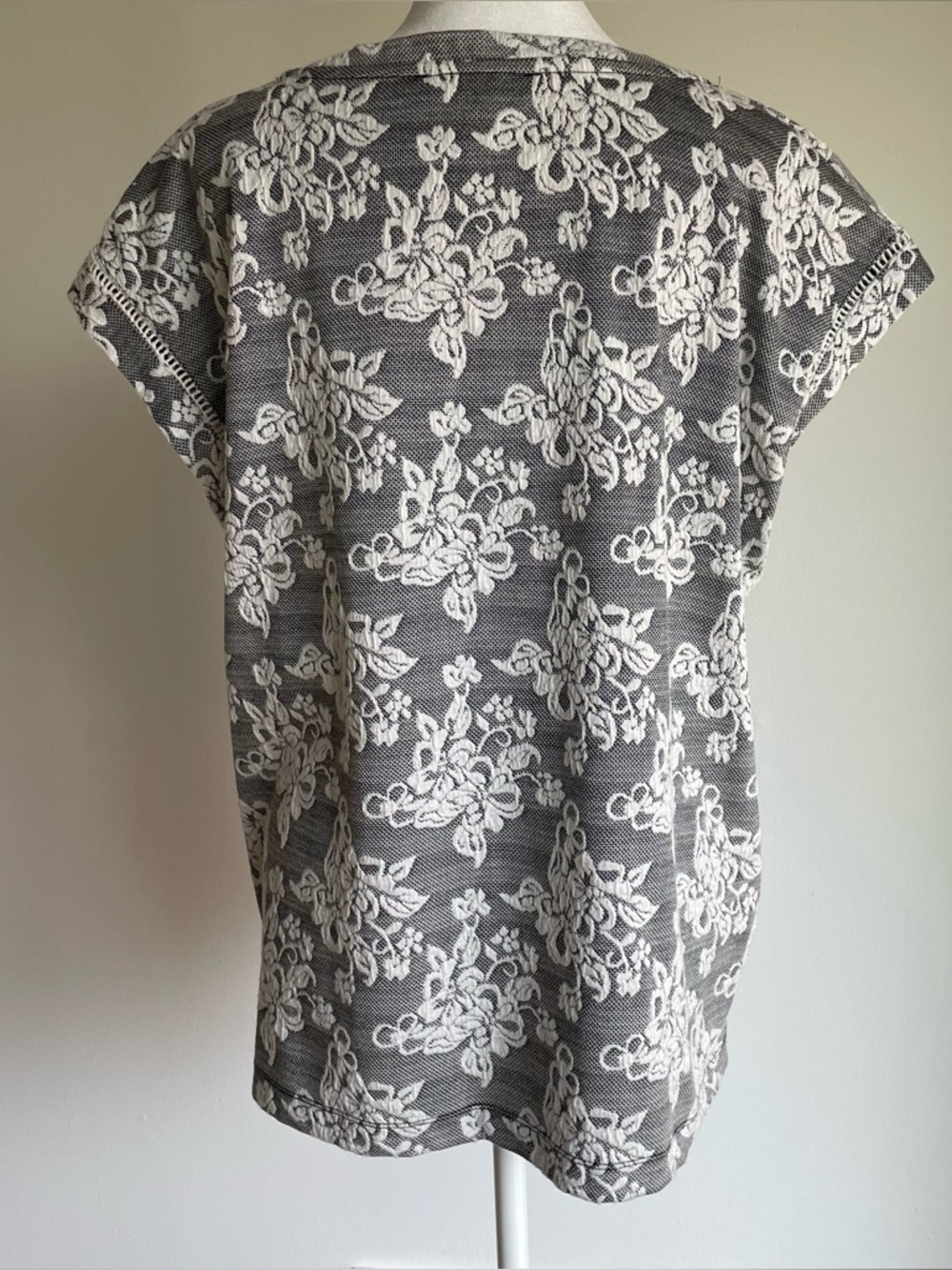 Rose + Olive Grey and White Floral Top with Sleeve Trim, Size L - Picture 2 of 9